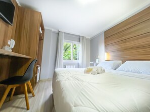 Kamar Quadruple Deluks | Minibar, meja kerja, tirai kedap cahaya, dan kedap suara