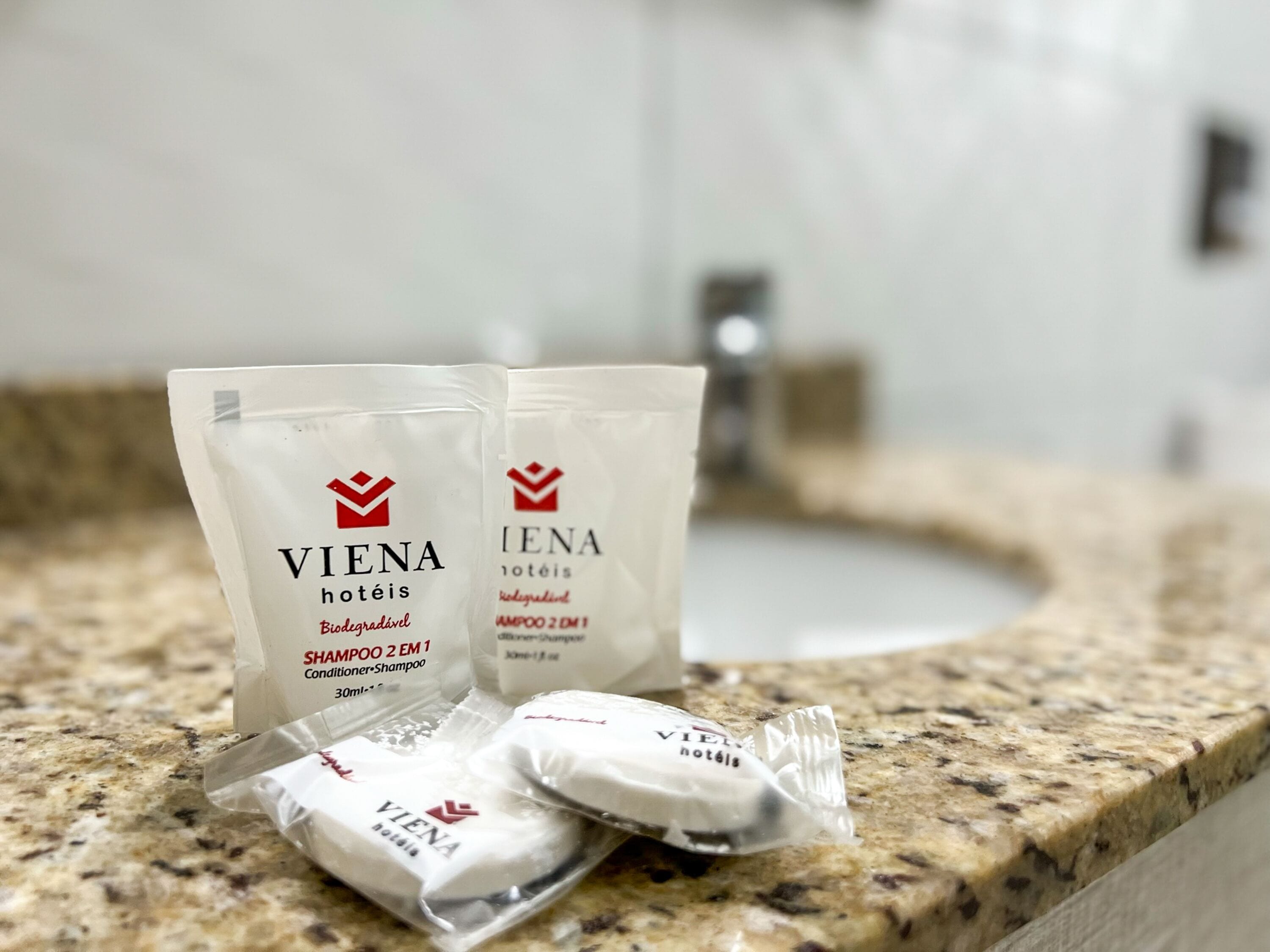 미니바, 책상, 암막 커튼, 방음 설비