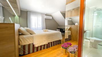 Minibar, escritorio, cortinas blackout y sistema de insonorización