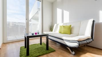 Apartment, 2 Schlafzimmer, Balkon (TOP30) | Wohnzimmer | Flachbildfernseher