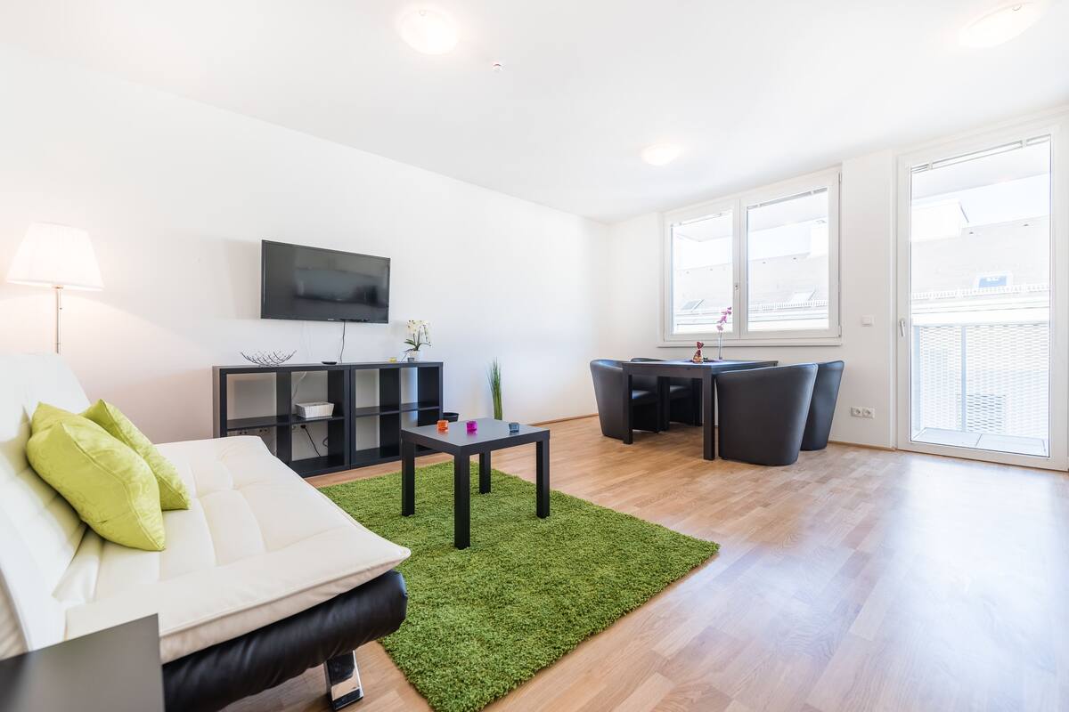 Apartament, 1 dormitori, balcó (TOP33) | Habitacions insonoritzades, planxa i posts de planxar i wifi gratuïta 