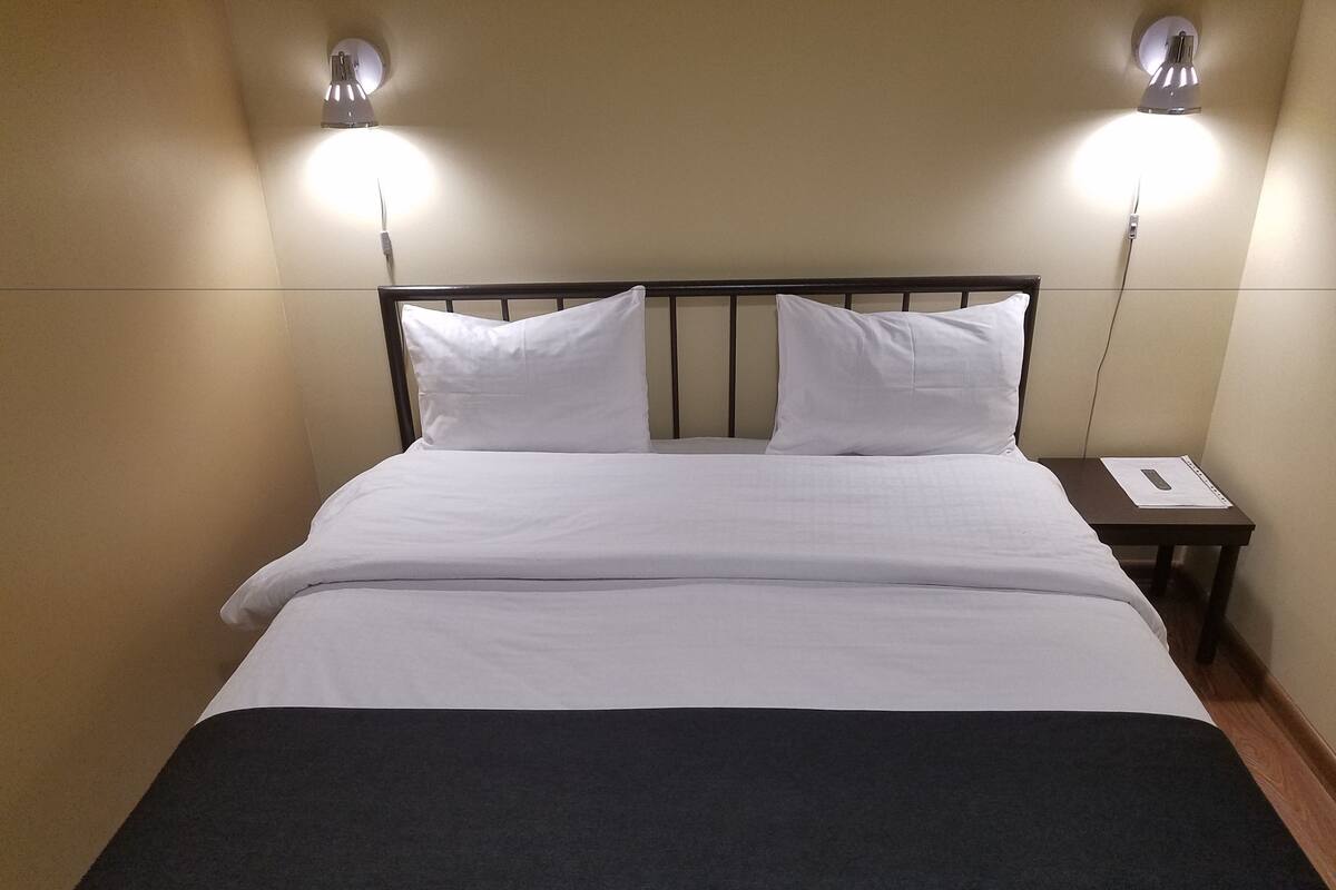 Standard Room | Peralatan tempat tidur premium, peti besi dalam bilik, meja