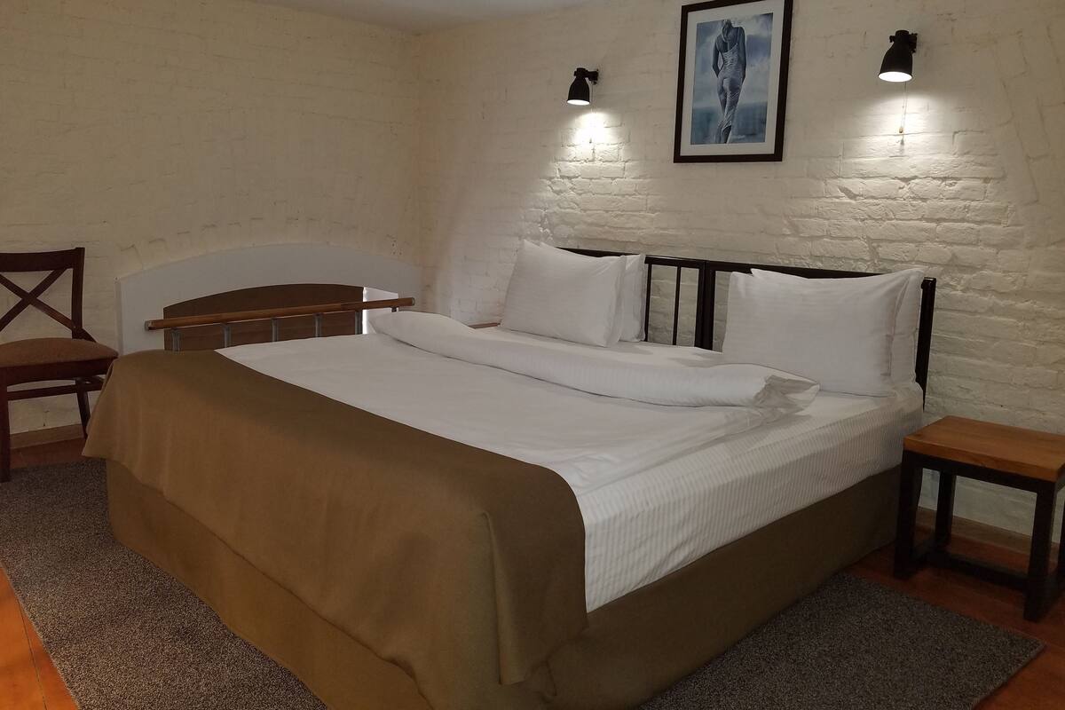 Family Room | Peralatan tempat tidur premium, peti besi dalam bilik, meja