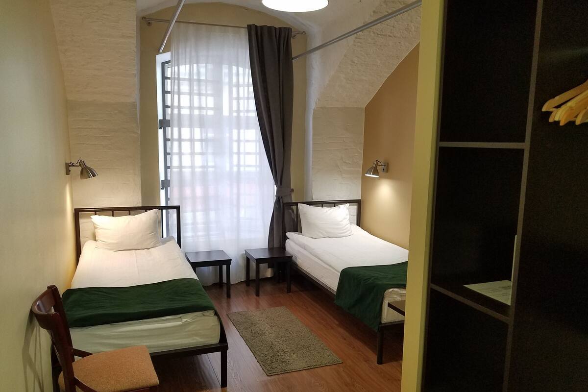 Peralatan tempat tidur premium, peti besi dalam bilik, meja