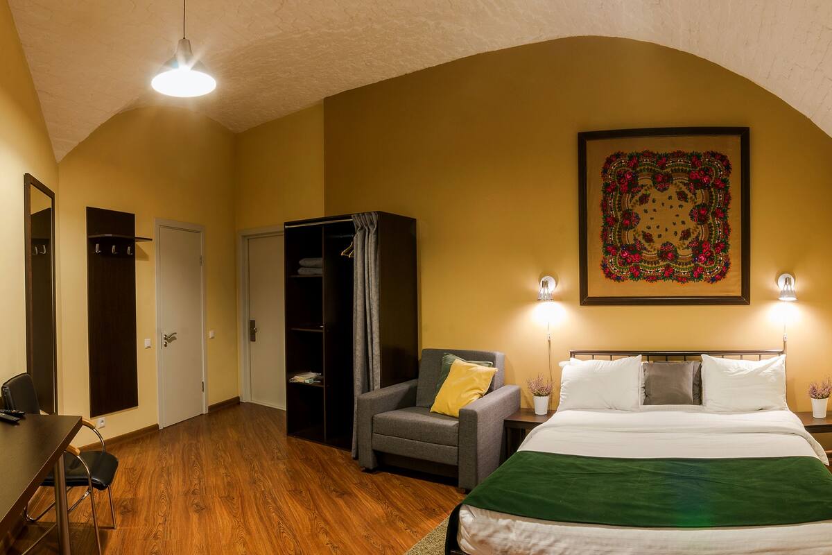 Superior Quadruple Room | Peralatan tempat tidur premium, peti besi dalam bilik, meja