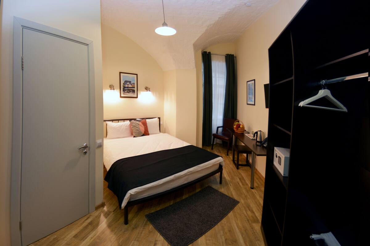 Double Room | Peralatan tempat tidur premium, peti besi dalam bilik, meja