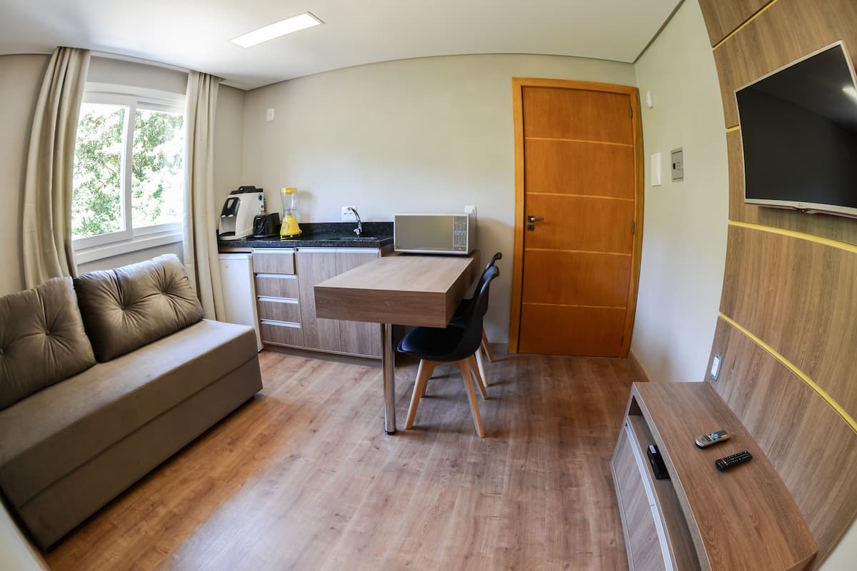 Flat. 05 | Ropa de cama de alta calidad, minibar, escritorio y cortinas blackout