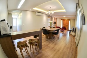 Flat. 01 | Premium bedding, minibar, desk, blackout drapes - Viena Flats (Gramado)
