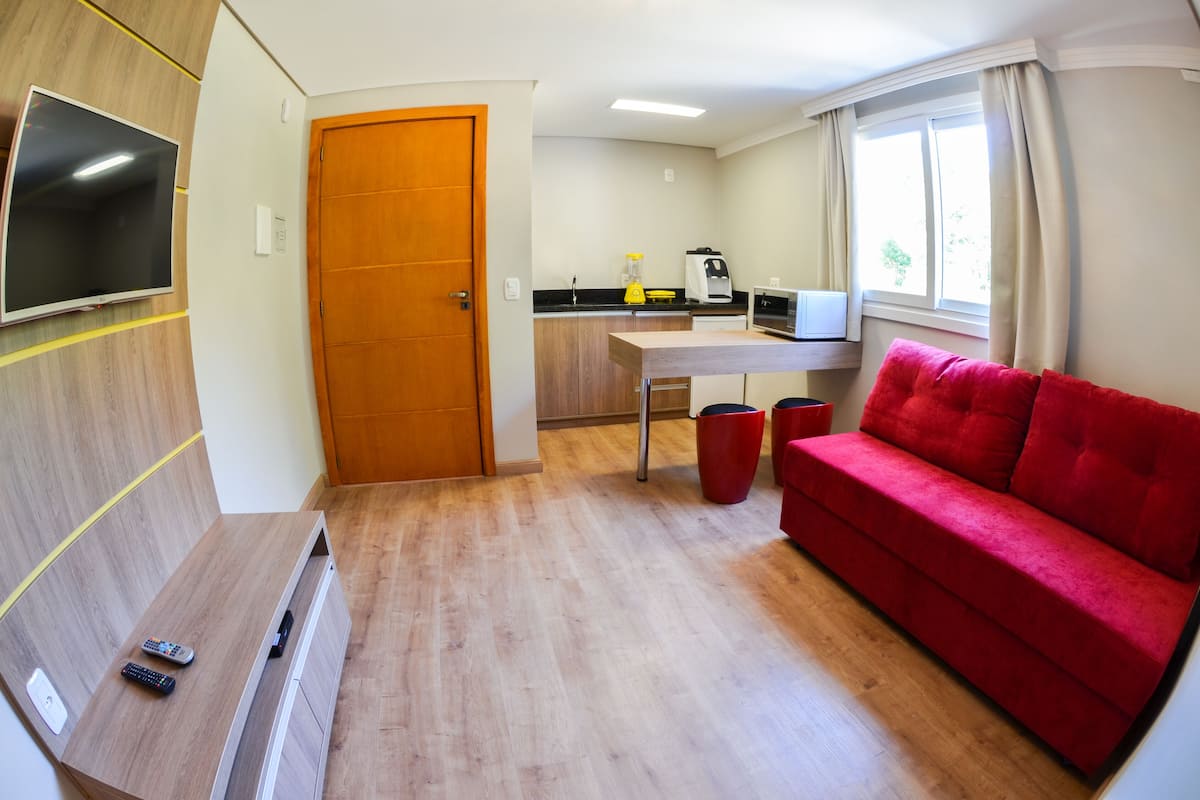 Flat. 06 | Ropa de cama de alta calidad, minibar, escritorio y cortinas blackout