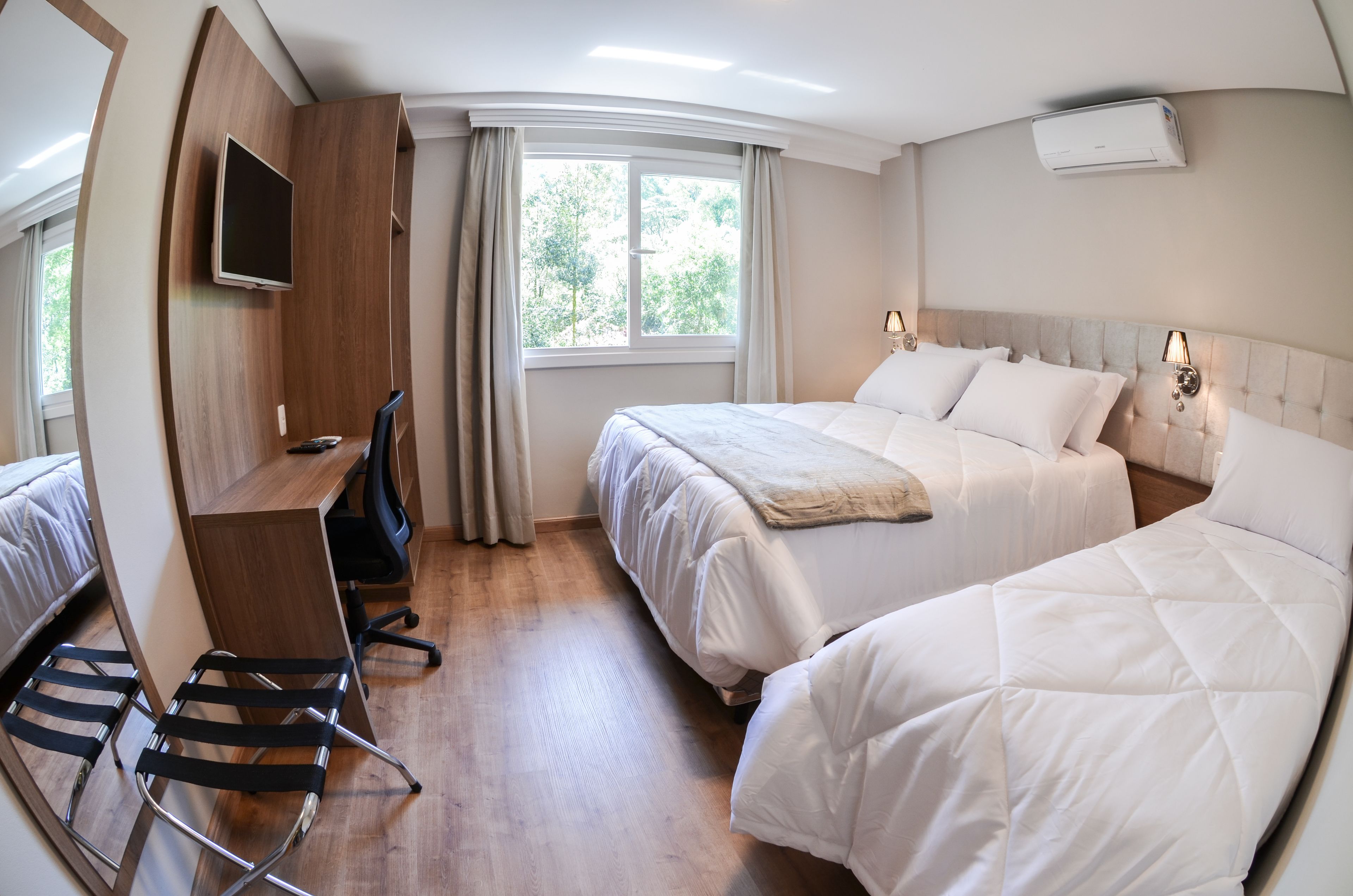 أغطية فراش متميزة وميني بار ومكتب وستائر تعتيم