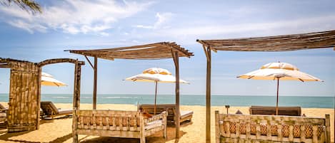 Sulla spiaggia, cabine da spiaggia gratuite, lettini da mare, ombrelloni