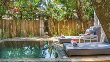 Suite King com vista para mar e piscina privativa | Área de estar | TV LED 40 polegadas com canais a cabo, TV