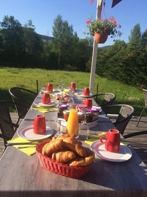 Desayuno continental diario (EUR 6 por persona)