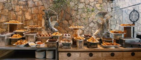 Desayuno continental (USD 6 por persona)