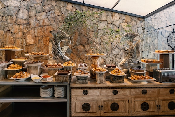 Tägliches kontinentales Frühstück (6 USD pro Person)