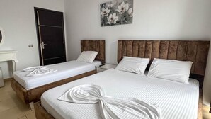 Triple Room, Balcony | In-room safe, WiFi (free), bed sheets - Hotel Rixhi (Sarandë)