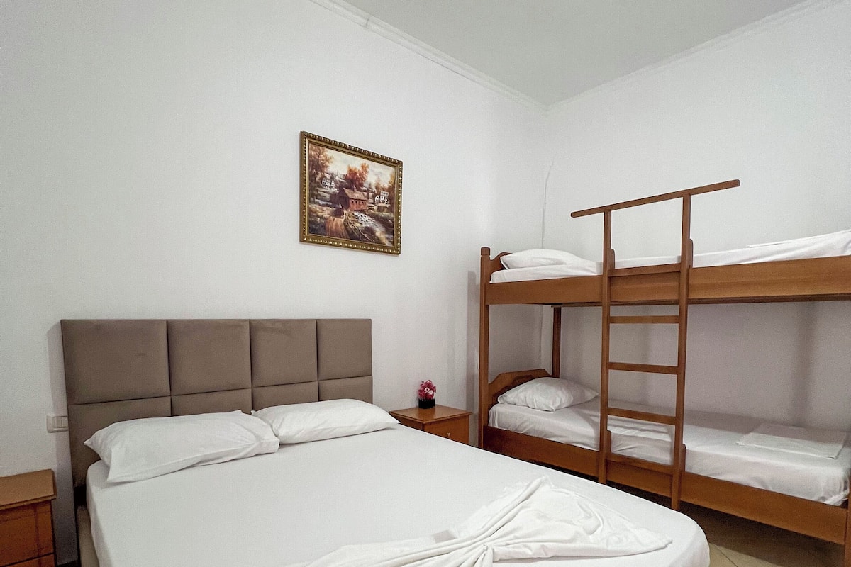 Vierpersoonskamer, balkon | 1 slaapkamer, een kluis op de kamer, gratis wifi, beddengoed