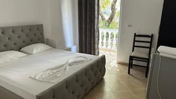 Habitación doble, balcón | Caja fuerte, wifi gratis, ropa de cama