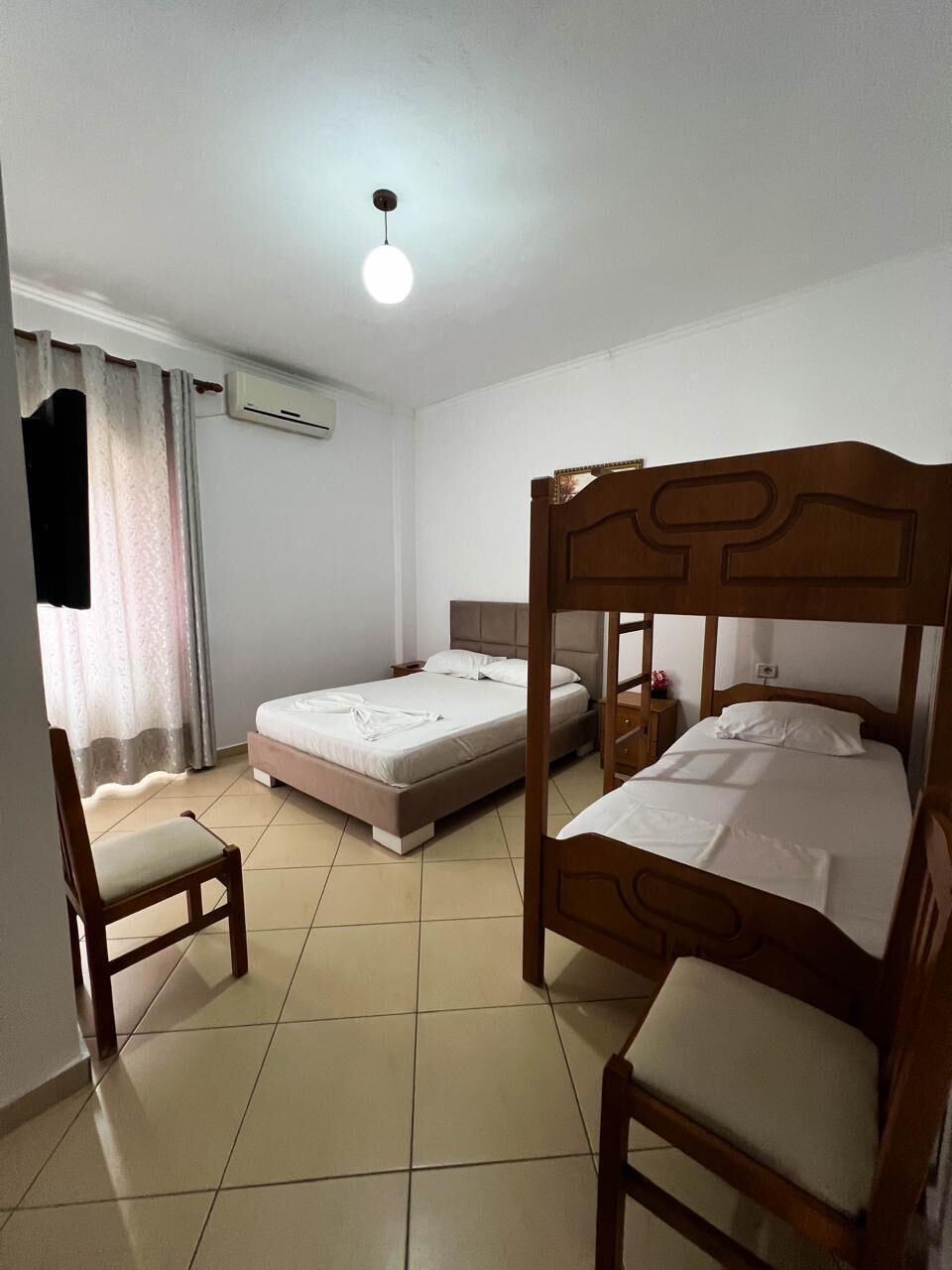 Vierpersoonskamer, balkon | Een kluis op de kamer, gratis wifi, beddengoed