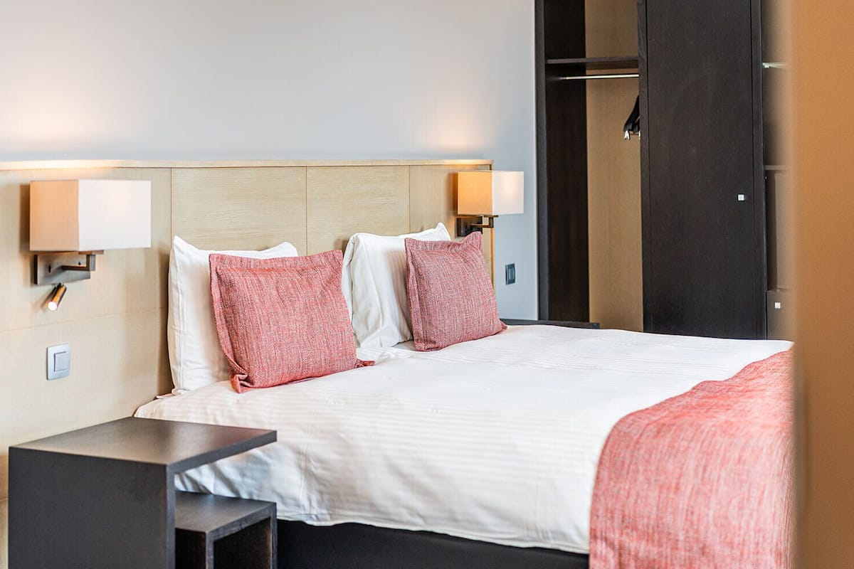 Standard Double or Twin Room | Peralatan tempat tidur premium, katil Tempur-Pedic, bar mini