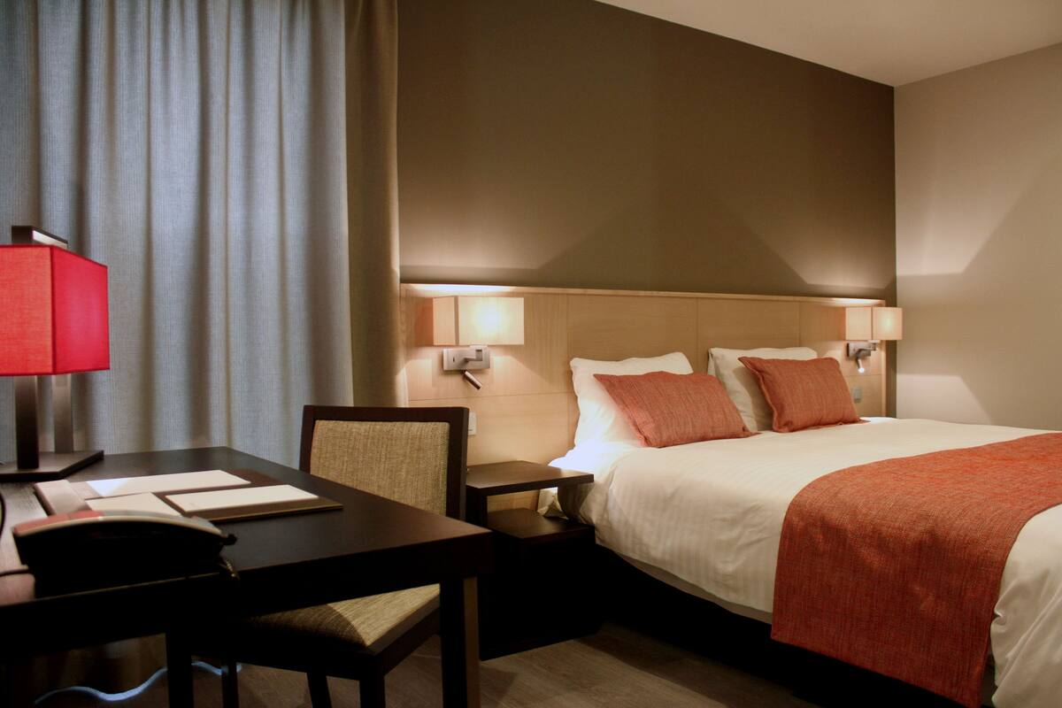 Peralatan tempat tidur premium, katil Tempur-Pedic, bar mini