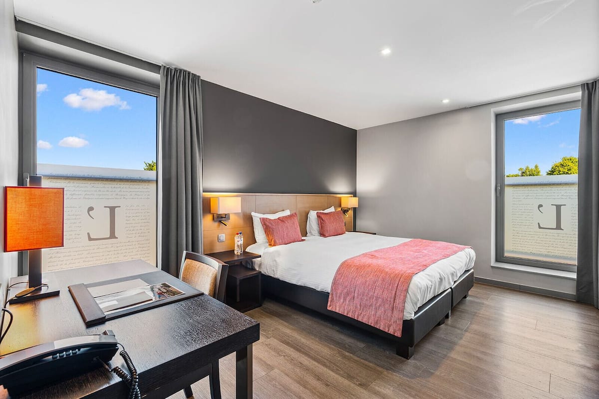Junior Suite (Connecting suite) | Peralatan tempat tidur premium, katil Tempur-Pedic, bar mini