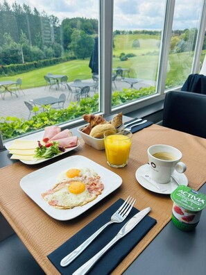 Daily continental breakfast for a fee - Hôtel Golf Relais de l'Empereur (Genappe)
