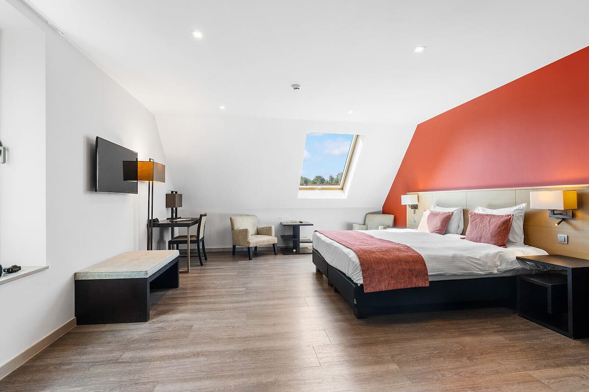 Superior Double or Twin Room | Peralatan tempat tidur premium, katil Tempur-Pedic, bar mini