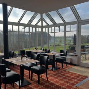 Se sirven desayunos, almuerzos y cocina regional (con vistas al jardín) 
