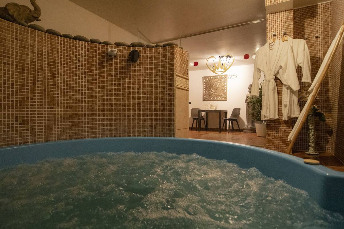 indoor spa tub