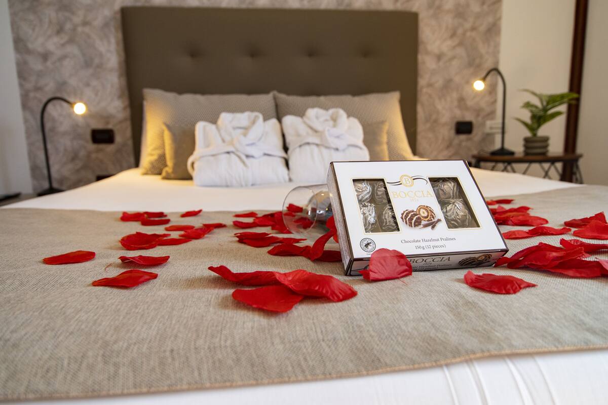 Deluxe Single Room | Hypo-allergenic bedding available, down comforters, memory foam beds