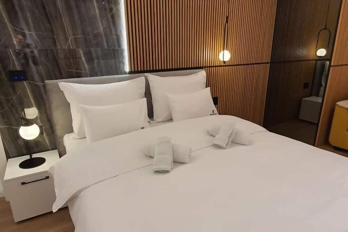 1 bedroom, premium bedding, minibar, desk