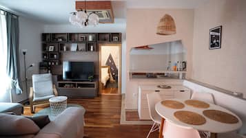 Comfort Apartment, Jetted Tub, City View | Living area