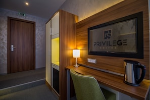 Comfort Double or Twin Room, City View | Room amenity