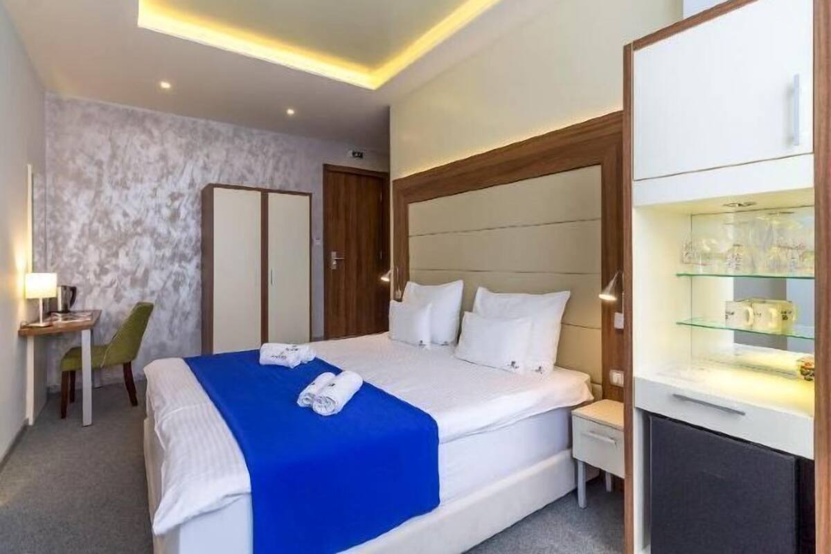 1 bedroom, premium bedding, minibar, desk