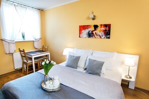 Premium bedding, desk, soundproofing, iron/ironing board - Zajazd Agro nad Stawem (Zukowo)