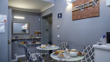 Sarapan masakan setempat setiap hari (EUR 12 per orang)