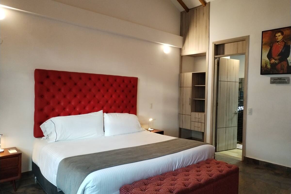 Escritorio, wifi gratis y ropa de cama