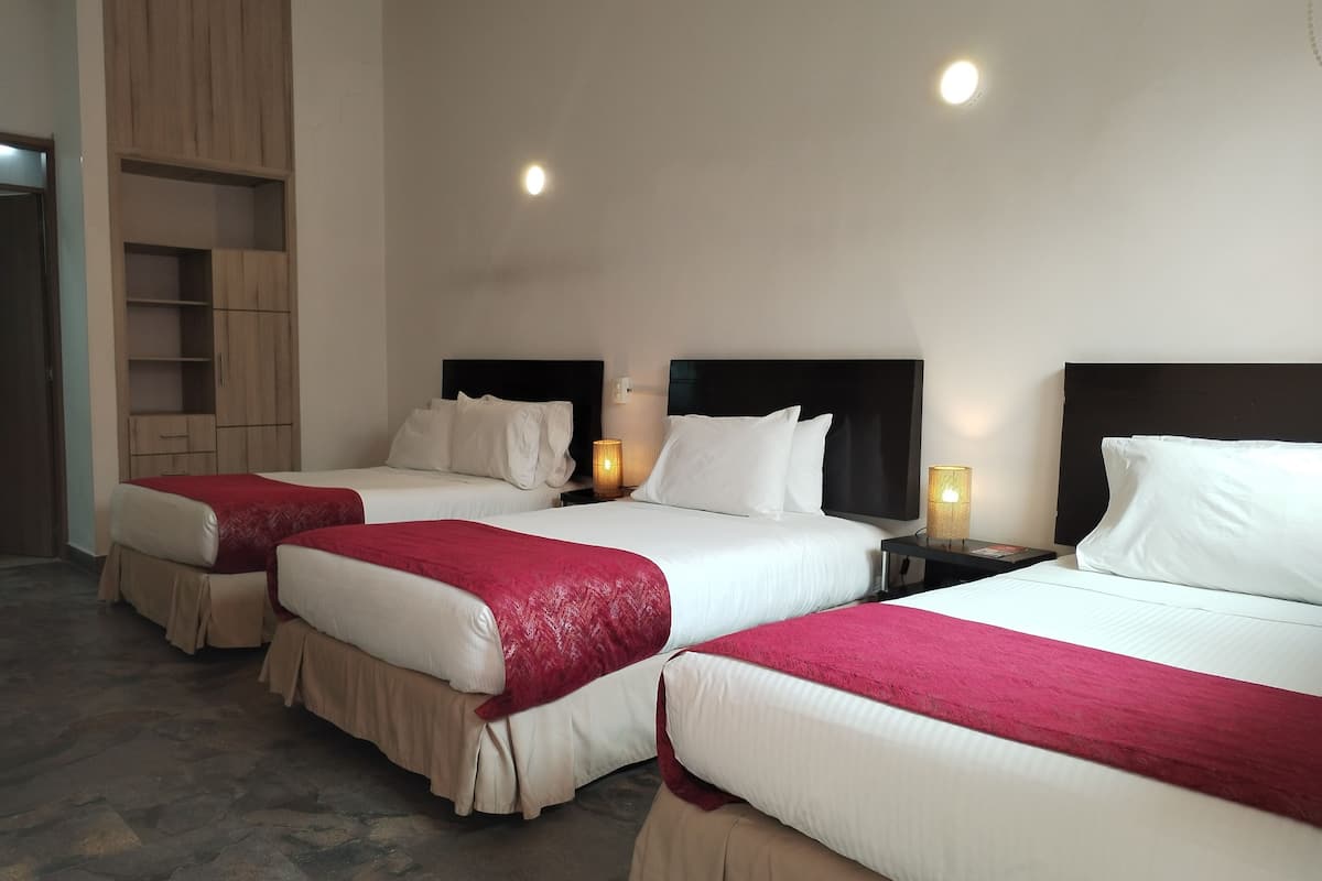 standard quadruple room | 1 bedroom, desk, free wifi, bed sheets