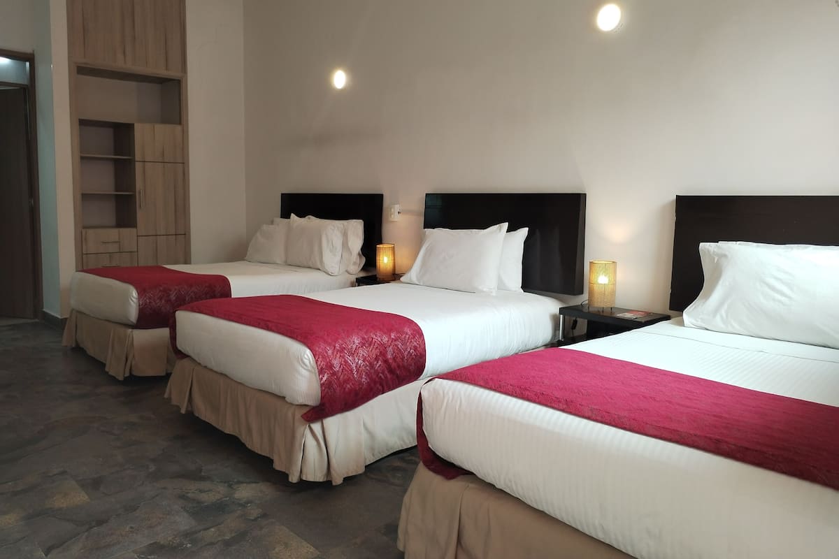 Standard-Vierbettzimmer | 1 Schlafzimmer, Schreibtisch, kostenloses WLAN, Bettwäsche