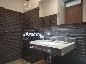 Shower, rainfall showerhead, free toiletries, towels - Hotel Capitán Ricaurte (Villa de Leyva)