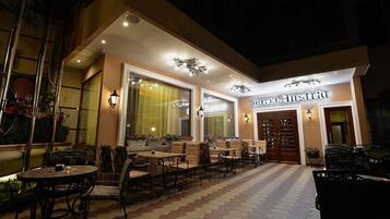 Standard Single Room | Outdoor dining | Breakfast, lunch, dinner served; local and international cuisine