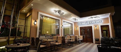 スタンダード シングルルーム | 屋外ダイニングエリア | 朝食、ランチ、ディナーに営業 (郷土料理と各国料理)