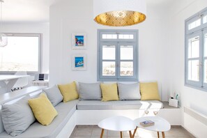 Grand réfrigérateur, micro-ondes, four, plaque de cuisson