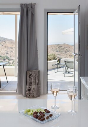 Chambre Supérieure avec lits jumeaux, 2 chambres, piscine privée, vue piscine | Coin séjour