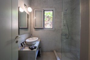 Superior Twin Room, 2 Bedrooms, Private Pool, Pool View | Bathroom - Villa Thea (Kea)