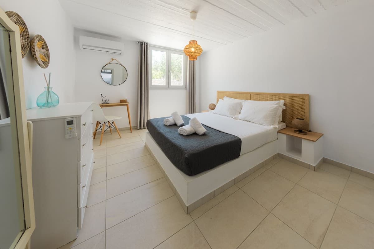 Lakens van Egyptisch katoen, luxe beddengoed, een bureau