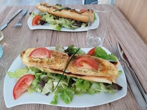 供应午餐和晚餐，地区菜