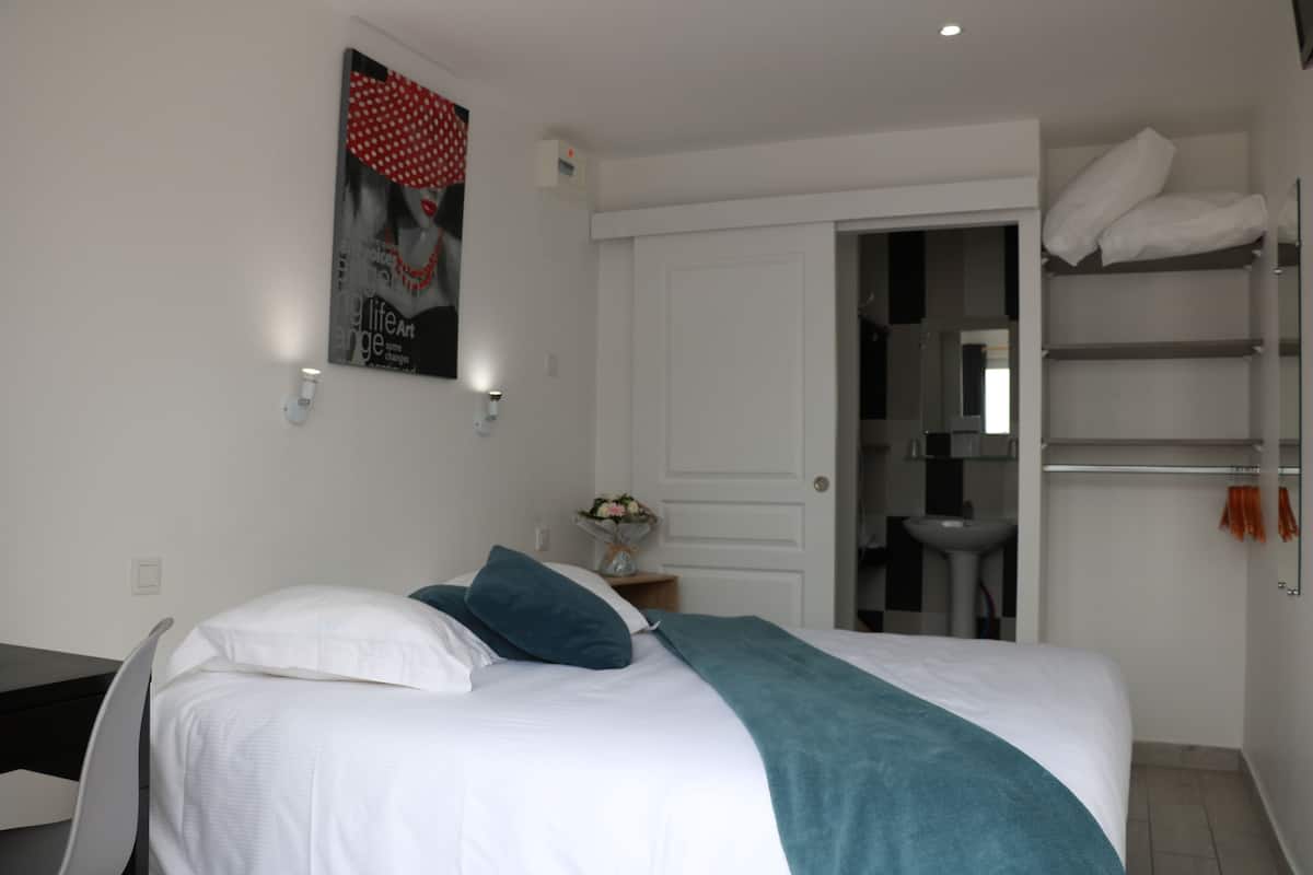 Habitación doble | Cortinas opacas, tabla de planchar con plancha, cunas gratuitas