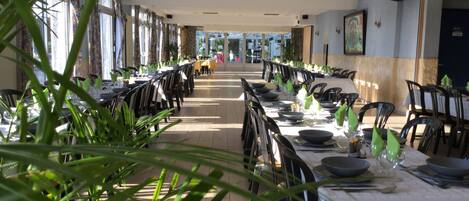 Lunch and dinner served, Regional cuisine